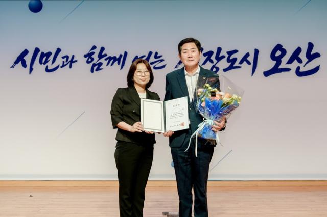 4일 조용호 오산시장(오른쪽)이 김희정 희망복지과 과장에게 표창 수여 후 기념촬영을 하고 있다. (사진 = 오산시)