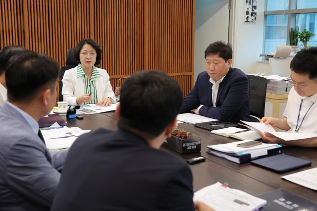 추미애 경기도지사가 4일 관계 공무원들이 참석한 가운데 정부의 8.13 ‘주택 신속공급 방안’ 후속 대책회의를 주재하고 있다. (사진 = 경기도)