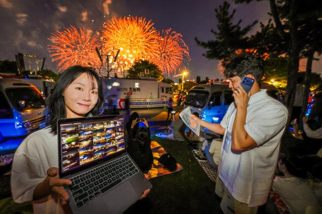 ‘서울세계불꽃축제 2026’ 행사장에서 KT 직원들이 5G 단독모드(SA) 네트워크 슬라이싱 기술을 적용한 단말로 현장 안전관리용 통신망 품질을 점검하고 있다. (사진 = KT)