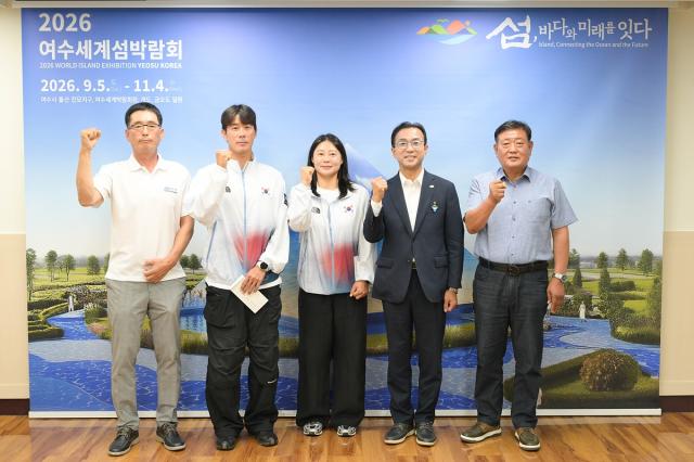 서영학 여수시장이 여수시청 소속 아시안게임 출전 국가대표 김창주·이경진 선수, 여수요트 협회 관계자들을 격려했다. (사진 = 여수시)