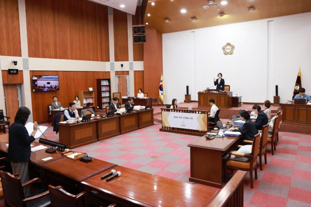 군포시의회 행정사무감사특별위원회가 4일 2026년도 행정사무감사를 진행하고 있다. (사진 = 군포시의회)