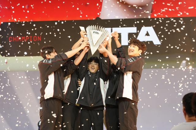 넥슨이 ‘FC 온라인’ 국내 최상위 정규리그 ‘2026 FC 온라인 슈퍼 챔피언스 리그(FSL) 서머’에서 kt 롤스터의 ‘UTA’ 이지환이 우승했다. (사진 = 넥슨)