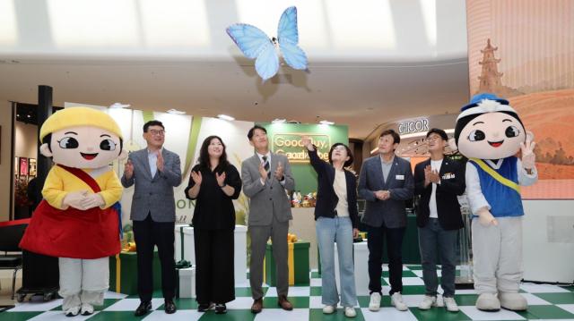 5일 열린 ‘2026 경기도 더 좋은소비 페스타 in 안성’ 개회식에서 작은 소비가 지역 사회에 미치는 긍정적인 나비효과를 상징하는 화려한 드론 연출이 펼쳐지고 있다. (사진 =