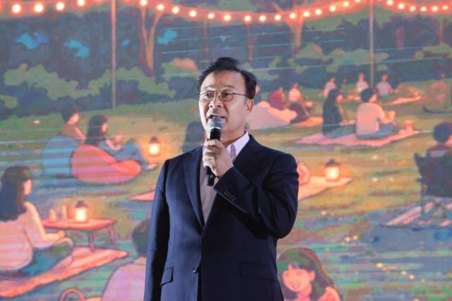 김성제 시장이 ‘2026 의왕시 돗자리 문화살롱’ 행사에 참석해 인사말을 전하고 있다. (사진 = 의왕시)