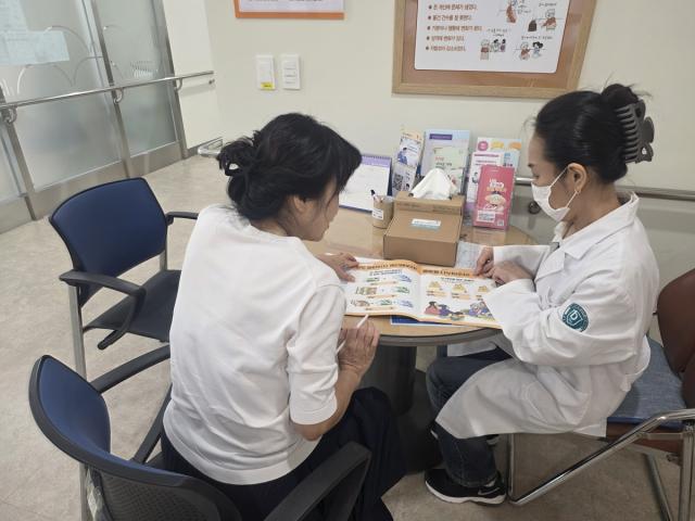 광명시보건소에서 동남보건대학교 간호학부 학생이 지역사회 임상실습에 참여하고 있다. (사진 = 광명시)