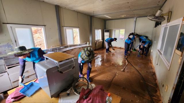 국토안전관리원 임직원들이 경남 통영시 궁항어촌마을의 한 주택가(상가 등)를 찾아 수해복구 작업을 하고 있다. (사진 = 국토안전관리원)