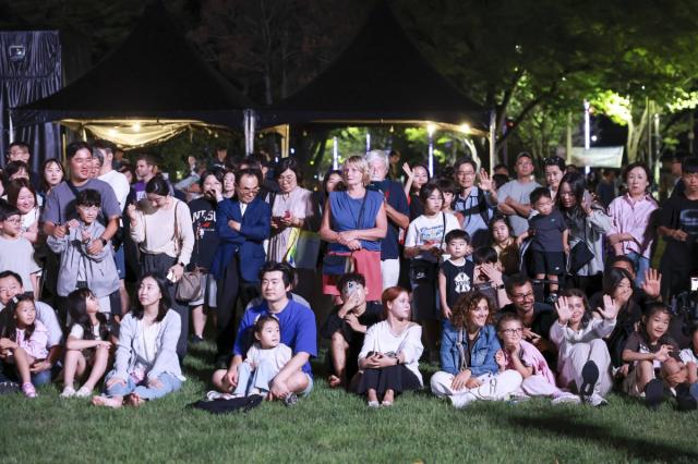 경주시는 지난 4일 대릉원 90호분 앞 광장에서 ‘2026 국가유산 미디어아트 경주 대릉원’ 개막식을 열었다. (사진 = 경주시)