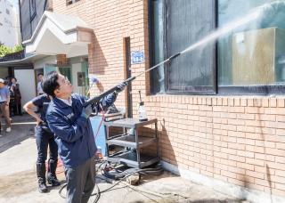 (NSP NEWS Image)[사진속이야기]고압세척기 든 구청장…경로당 ‘묵은 때’부터 걷어냈다