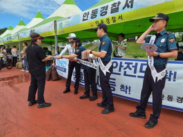 안동경찰서 관계성 범죄 및 교통사고 예방 홍보활동, 축제 현장 찾아 시민·청소년 대상 사회적 약자 및 교통약자 안전 홍보 (사진 = 안동경찰서)
