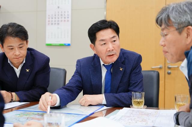 7일 조용호 오산시장(가운데)가 국토부 제1차관에게 현안 건의를 하고 있다.