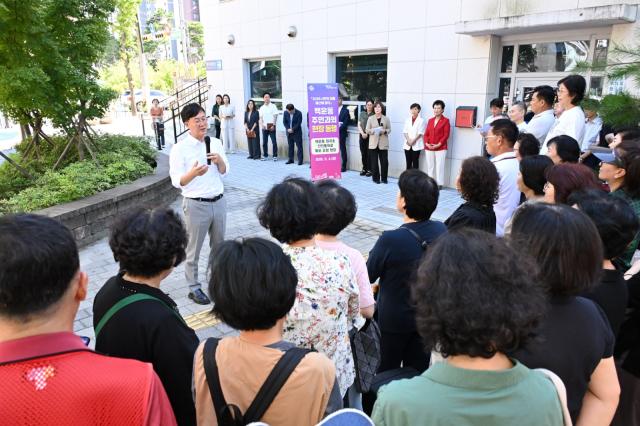 백운동 주민들과 소통하고 있는 이민근 시장. (사진 = 안산시)