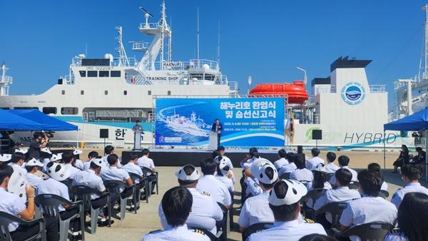 완도수산고 어선운항관리과 학생들이 8일 완도항 3부두에서 ‘해누리호 기항 환영식 및 승선신고식’을 갖고 있다. (사진 = 전남광주통합특별시교육청)