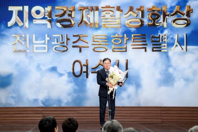 여수시 정현구 부시장이 고향사랑기부대상 ‘지역경제활성화상’ 수상소감을 하고 있다. (사진 = 여수시)