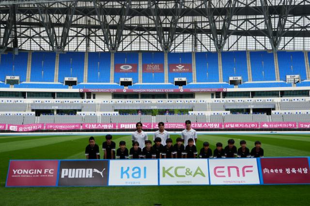 용인FC와 함께하는 Dream Football Clinic 참가 학생들이 용인미르스타디움에서 기념촬영을 하고 있다. (사진 = 용인특례시)