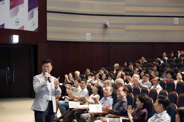 신상진 성남시장이 8월 31일 시청 온누리에서 열린 2026년 공인중개사 연수교육에서 인사말을 하고 있다. (사진 = 성남시)