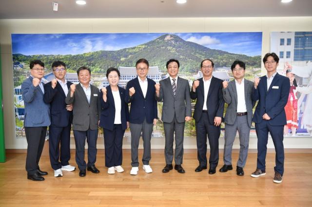 이번 면담은 민선 9기 출범과 함께 봉화군이 중점적으로 추진하고 있는 주요 현안사업을 경북도와 공유하고 지역의 미래 성장동력 확보와 현안 해결을 위한 도 차원의 협력 방안을 논의하