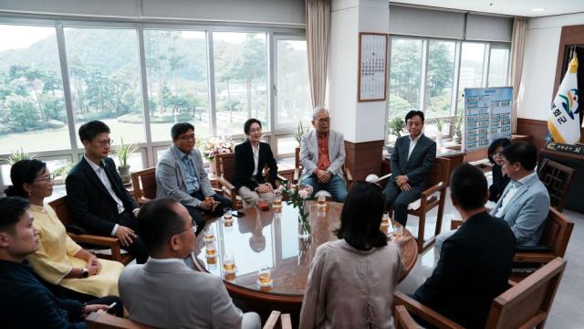 호치민경제대학교(UEH) 대표단은 K-베트남 밸리 조성사업 추진 상황에 대한 설명을 듣고 교류 사업 등 협력 방안을 논의했으며, 국내 유일의 베트남 리 왕조 유적지인 충효당과 역사