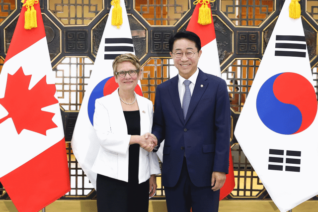 레이몽드 가네 캐나다 연방상원의장(좌)와 조정식 국회의장(우) (사진 = 국회의장 공보소통수석실)
