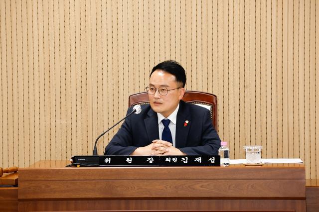 계양구의회 김재성 의원(위원장)이 대표발의한 ‘인천광역시 계양구의회 운영 조례 일부개정조례안’이 지난 9월 1일 제268회 제1차 정례회 제1차 의회운영위원회에서 통과되고 있다.