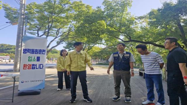 대구경북지방병무청은 8일 동원훈련 집단수송 집결지에서 인도·인접지까지 전 과정에 대하여 안전수송을 점검하고 예비군들을 격려했다. (사진 = 대구경북지방병무청)