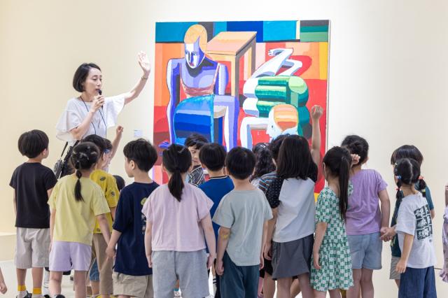용인포은아트갤러리에서 열린 기획전시 ‘그림 깨우기-크리스토프 루크헤베를레 展’에서 아이들이 전시 연계 교육·체험 프로그램에 참여하고 있다. (사진 = 용인문화재단)