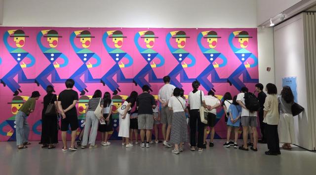 여름방학을 맞아 어린이와 가족 관람객들이 기획전시 ‘그림 깨우기-크리스토프 루크헤베를레 展’을 관람하고 있다. (사진 = 용인문화재단)