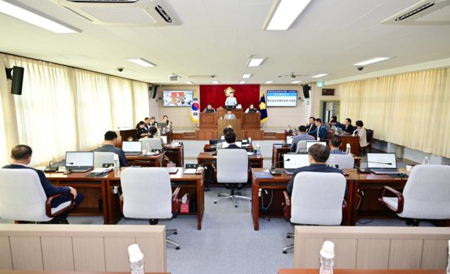 문경시의회는 지난 8일 본회의장에서 제294회 문경시의회 제1차 정례회 제2차 본회의를 열고 총 15건의 안건을 처리했다. (사진 = 문경시의회)