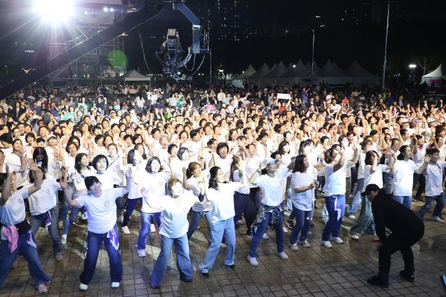 2025년 9월 28일 오후 평촌중앙공원에서 열린 2025 안양춤축제 폐막식에서 관객들이 환호하고 있다. (사진 = 안양시)