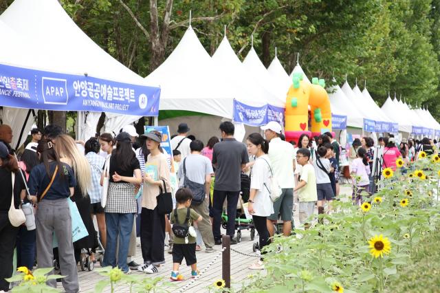 2025년 9월 27일 안양춤축제가 열린 평촌중앙공원에 시민들이 찾아와 부스행사에 참여하고 있다. (사진 = 안양시)