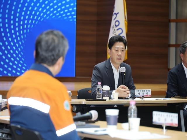포항시는 9일 시청 대회의실에서 포스코 부분파업에 따른 지역경제 영향을 긴급 점검하고 선제적인 대응방안을 마련하기 위해 ‘지역경제 위기대응 대책위원회’를 개최했다. (사진 = 포항