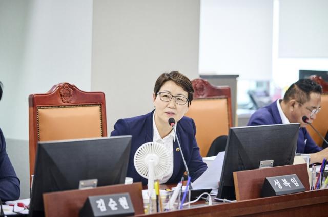 9일 성복임 경기도의원이 제393회 임시회 제1차 상임위에서 민자도로별 서로 다른 협약 구조를 질타 하는 모습. (사진 = 경기도의회)