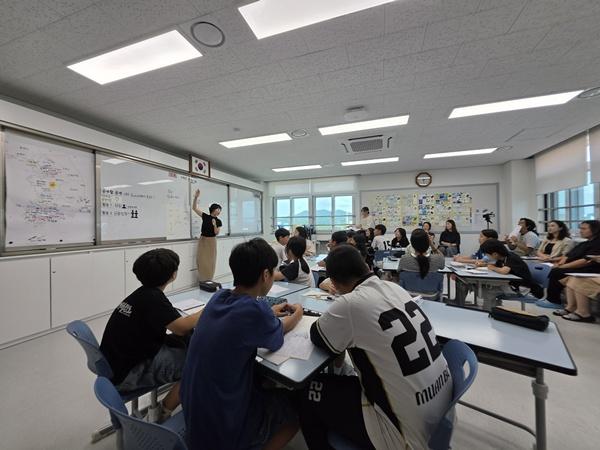 수업나눔의 날에 참여한 한 수석교사가 무안초등학교에서 ‘자연환경과 인문환경 알기’를 주제로 ‘학습자 주도성이 빛나는 질문 수업’을 진행하고 있다. (사진 = 전남광주특별시교육청)