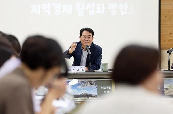 강진원 군수가 지난 7일 군청 대회의실에서 열린 브레인스토밍데이 자리에서 직원들에게 AI를 적극활용 해달라고 강조하고 있다. (사진 = 강진군)