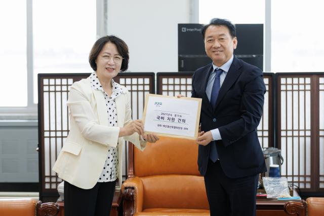 국회 예결위원장실에서 추미애 경기도지사가 이광재 예결위원장에게 건의문을 전달하고 있다. (사진 = 경기도)