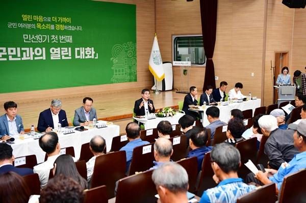 박종원 군수가 9일 담양읍에서 열린 군민과의 대화에서 주민의 건의사항을 듣고 이에 대한 답을 하고 있다. (사진 = 담양군)