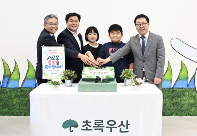 9일 초록우산 시흥다어울림아동센터에서 모두의집 새단장 기념행사가 열린 가운데 참가자들이 기념촬영을 하고 있다. (사진 = 시흥시)