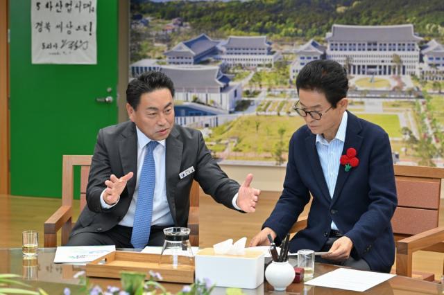 영덕군이 2027년도 본예산의 안정적인 재원 확보와 지역 현안사업의 원활한 추진을 위해 경북도청과 경북도의회를 잇달아 방문하며 도비 확보에 총력을 기울였다. (사진 = 영덕군)