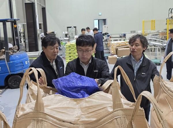 전남농협이 10일 강진통합RPC를 찾아 조생종 벼 수매 현장을 살피고 있다 (사진 = 전남농협)