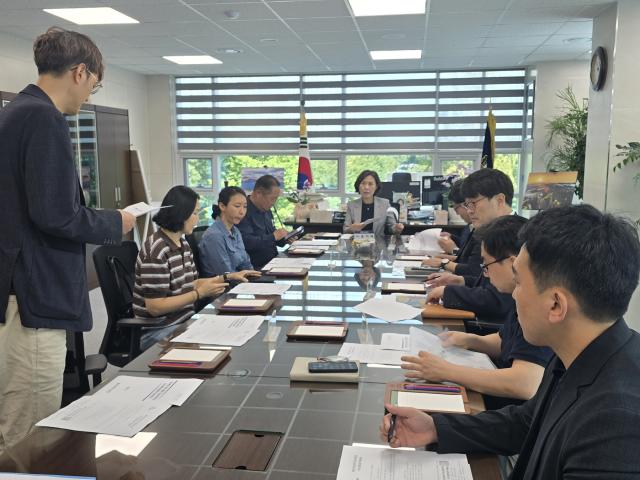 계양구의회가 지난 9월 8일 오후 2시 의장실에서 ‘인천계양 테크노밸리 공공주택지구 주민생계지원대책 회의’를 위한 의견 교환 자리를 마련하고 회의를 진행하고 있다. (표 = NSP