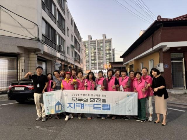 칠곡군은 지난 8일 여성친화도시 조성 사업의 일환으로 여성친화도시 군민참여단이 여성 안심 귀갓길을 대상으로 야간 안전 모니터링을 진행했다고 밝혔다. (사진 = 칠곡군)