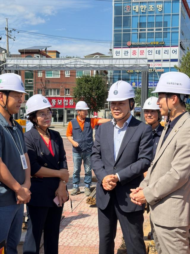경기 안산시 사동 감골복합체육시설 현장 점검중인 김석훈 위원장. (사진 = 김석훈 당협위원장실)