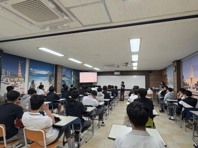 이번 특강은 청소년들이 미래 산업과 다양한 직업 세계를 이해하고 현직 전문가의 경험을 통해 자신의 적성과 관심 분야에 맞는 진로를 구체적으로 탐색할 수 있도록 돕기 위해 마련됐다.