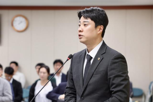 이석주 의원이 대표발의한 ‘여수국가산단 석유화학 사업재편에 따른 연관산업 공급망 안정 및 정부 재정지원 촉구 건의안’이 기후환경에너지위원회 심의를 통과했다. (사진 = 특별시의회)