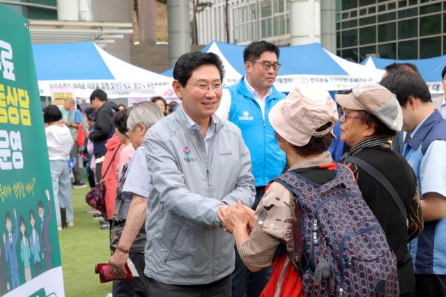 이상일 용인특례시장이 10일 시청 하늘광장에서 열린 사회복지 박람회에 마련된 행사에 참여했다. (사진 = 용인특례시)