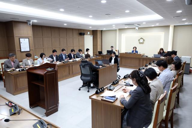 10일 수원시의회 예산결산특별위원회가 제404회 임시회 중 2026년도 제2회 추가경정예산안 등을 심사·의결하고 있다. (사진 = 수원시의회)