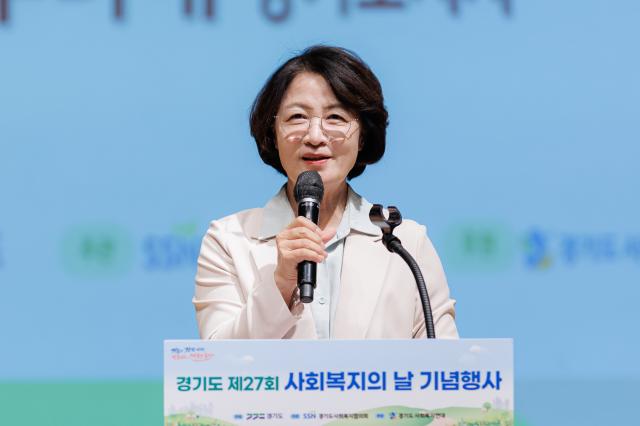 10일 오후 수원특례시 경기도경제과학진흥원 경기홀에서 열린 ‘제27회 사회복지의 날’ 기념식에서 추미애 경기도지사가 축사를 하고 있다. (사진 = 경기도)
