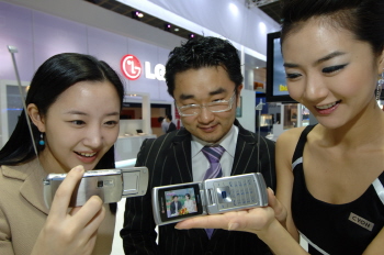 [NSP PHOTO]샤인 TV폰, 그냥 지나가면 섭하지~